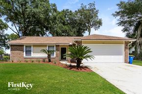 Jacksonville house for rent - a home with a white garage door and a lawn
