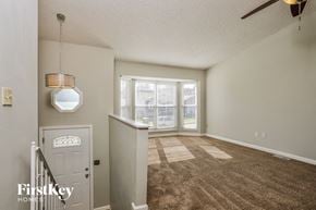 Arnold house for rent - A room with a carpeted floor and a ceiling fan.