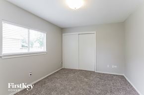Magnolia house for rent - a bedroom with carpet and a window and white closet