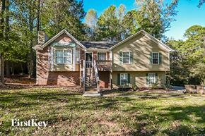Acworth house for rent - front view of the house with trees and grass