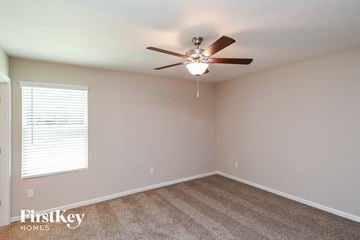 Jacksonville house for rent - the spacious living room with ceiling fan and carpet