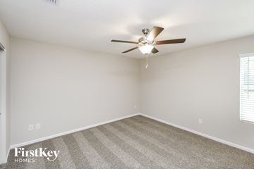 Jacksonville house for rent - the spacious living room with ceiling fan and carpet
