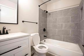 Annapolis house for rent - a bathroom with a toilet and a tub and a sink