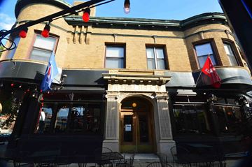 Chicago apartment for rent - the building in which the hotel is located