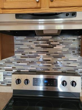 Kronenwetter apartment for rent - A Samsung stove top oven with a digital display and four burners.