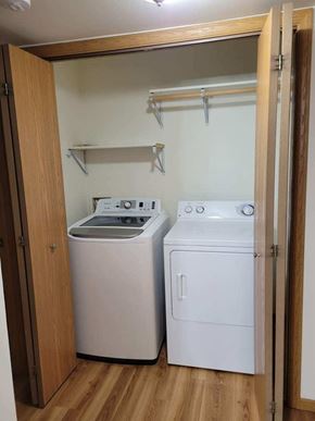 Kronenwetter apartment for rent - A small laundry room with a washer and dryer.