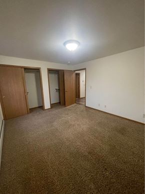 Kronenwetter apartment for rent - A room with carpeted floor and three doors.