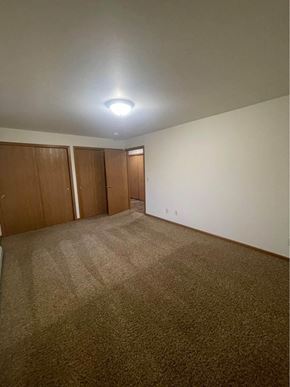 Kronenwetter apartment for rent - A room with carpeted floor and two doors.