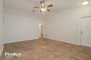 Orlando house for rent - A spacious room with a ceiling fan and tiled floor.