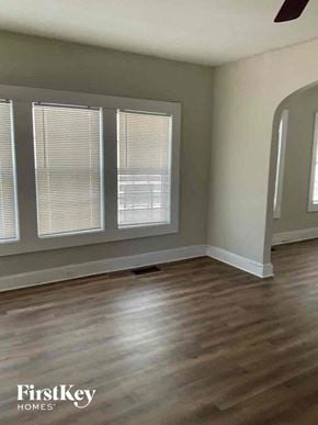 Atlanta house for rent - A room with wooden floors and a window with blinds.