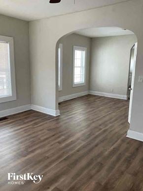 Atlanta house for rent - A room with wooden floors and a window with blinds.