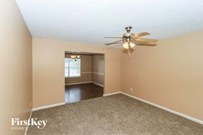 Fayetteville house for rent - the spacious living room with ceiling fan and carpet