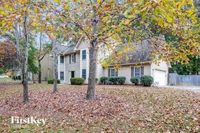 Peachtree City house for rent - a house in the fall with leaves on the ground