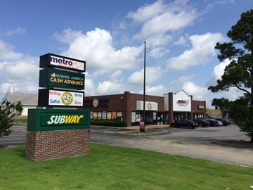 Southaven apartment for rent - the exterior of a restaurant with a sign for subway and a parking lot