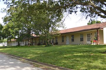 De Soto apartment for rent - a view of the front of a house with a lawn and trees
