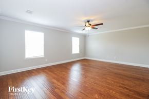 Princeton house for rent - A room with wooden floors and a ceiling fan.