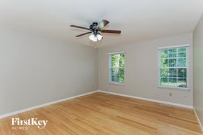 Mason house for rent - a bedroom with wood floors and a ceiling fan