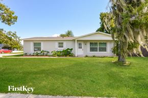 Ocoee house for rent - a white house with a tree in front of it