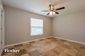 Ocoee house for rent - the living room of a home with a ceiling fan