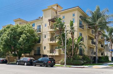 North Hollywood apartment for rent - an apartment building with cars parked in front of it