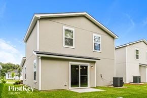 Jacksonville house for rent - A modern house with a grey exterior and a large front yard.