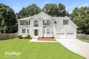 Ellenwood house for rent - a white house with white siding and a lawn