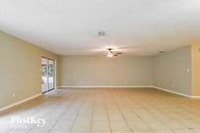 Orlando house for rent - A spacious room with a ceiling fan and tiled floor.