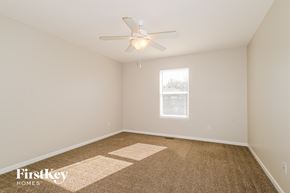 Saint Charles house for rent - a spacious room with carpet and a ceiling fan