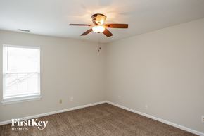 Westfield house for rent - A room with a ceiling fan and a window.