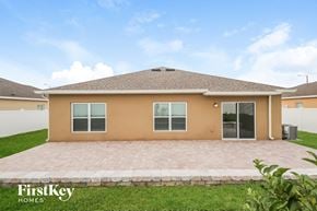 Davenport house for rent - a beige house with a brick driveway and grass