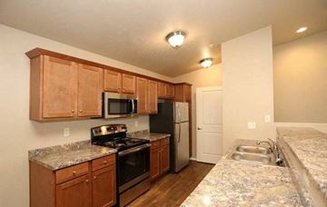 Plymouth apartment for rent - a kitchen with granite counter tops