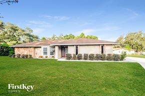 Lakeland house for rent - A house with a lawn in front of it.