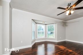 Lakeland house for rent - A room with a ceiling fan and a window with blinds.