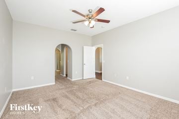Orlando house for rent - a spacious living room with carpet and a ceiling fan