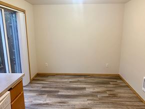 Kelso apartment for rent - A room with a wooden floor and a window.
