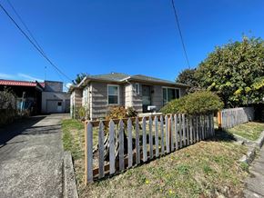 Kelso house for rent - a small with a fence and a yard
