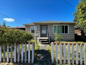 Kelso house for rent - a small house with a white picket fence