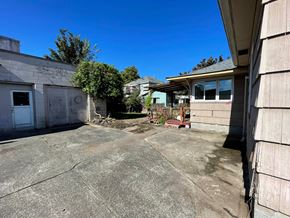 Kelso house for rent - a driveway in front of a house with a clear blue sky