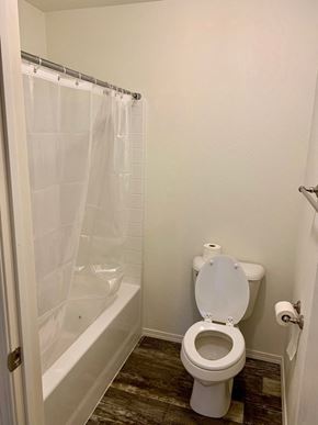 Kelso house for rent - a small bathroom with a toilet and a shower