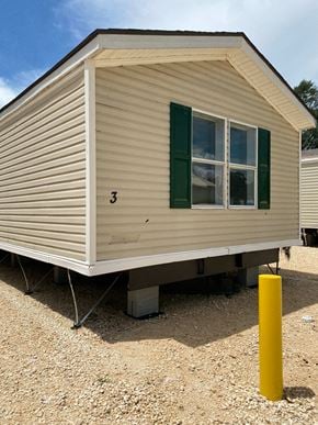 Eunice house for rent - the exterior of a mobile home on a trailer hitch
