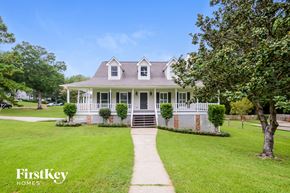 Alabaster house for rent - A house with a white picket fence and a tree in front.
