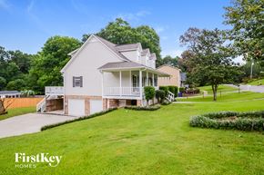 Alabaster house for rent - A white house with a green lawn in front of it.