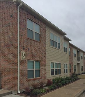 Kaufman apartment for rent - A brick building with a sign that says D on it.