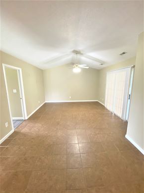 Hubert house for rent - Empty room with tile flooring and a ceiling fan.