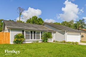 Jacksonville house for rent - a small white house with a lawn in front of it