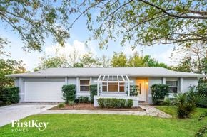 Orlando house for rent - A white house with a tree in front of it.