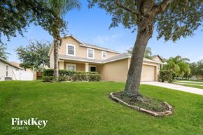 Groveland house for rent - a home with a large tree in the yard