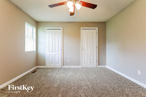 Clermont house for rent - the master bedroom has a carpeted floor and a ceiling fan