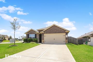 Conroe house for rent - a house with a driveway and a garage door