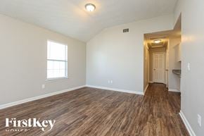 La Vergne house for rent - A room with wooden flooring and a window.